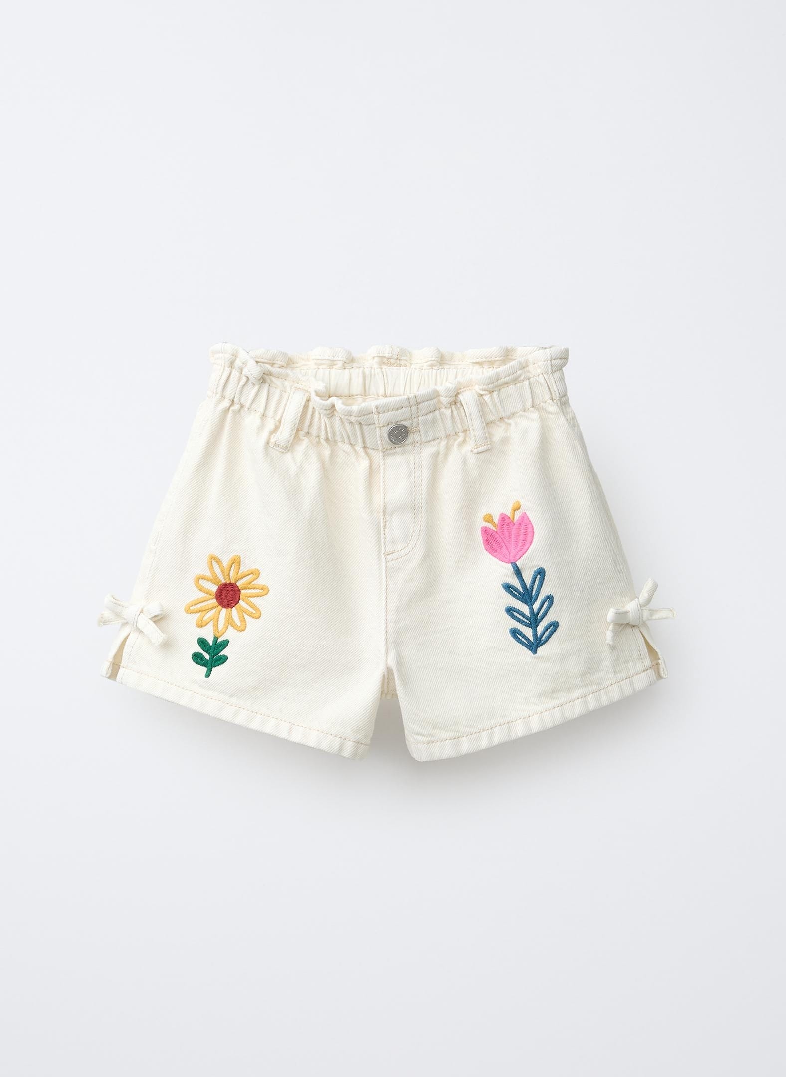 Diseño de bordados florales para short de Zara Niña